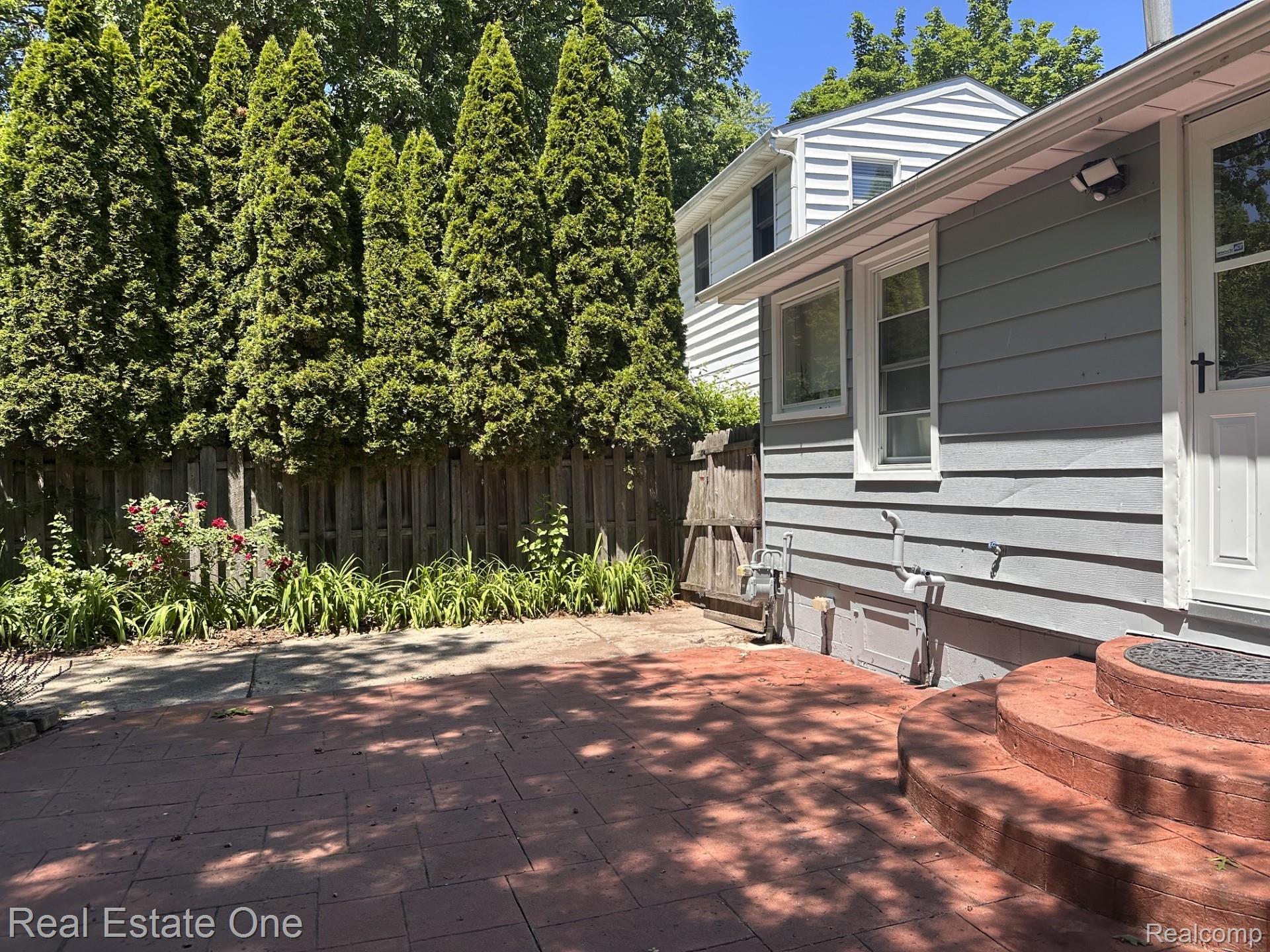 2073 Roslyn Road