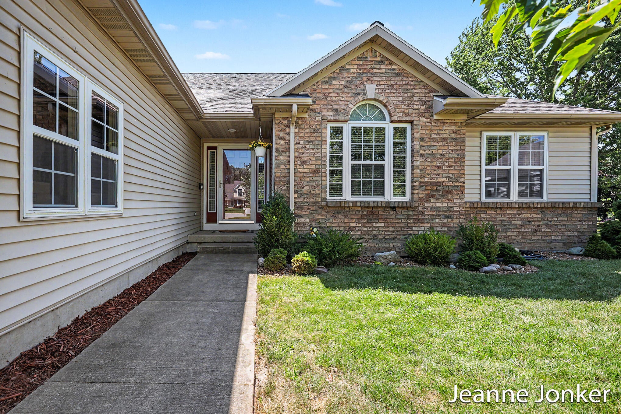 931 Sunset Hills Avenue NW