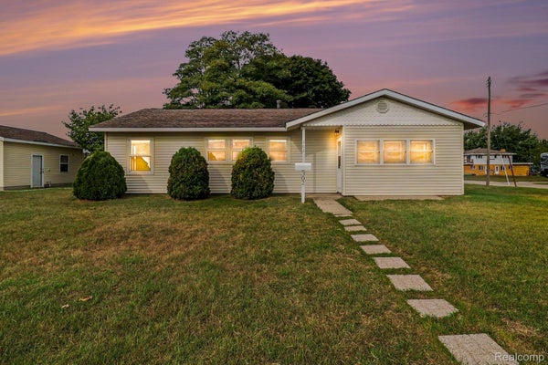 302 S FERRY ST, LUDINGTON, MI 49431 - Image 4451ac0d5f9dc60e6e9d366fc92ba0bf/1272203425