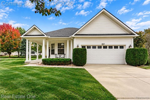 Photo of 3827 Springwood Court, Auburn Hills City, MI 48326 (MLS # 20261083148)