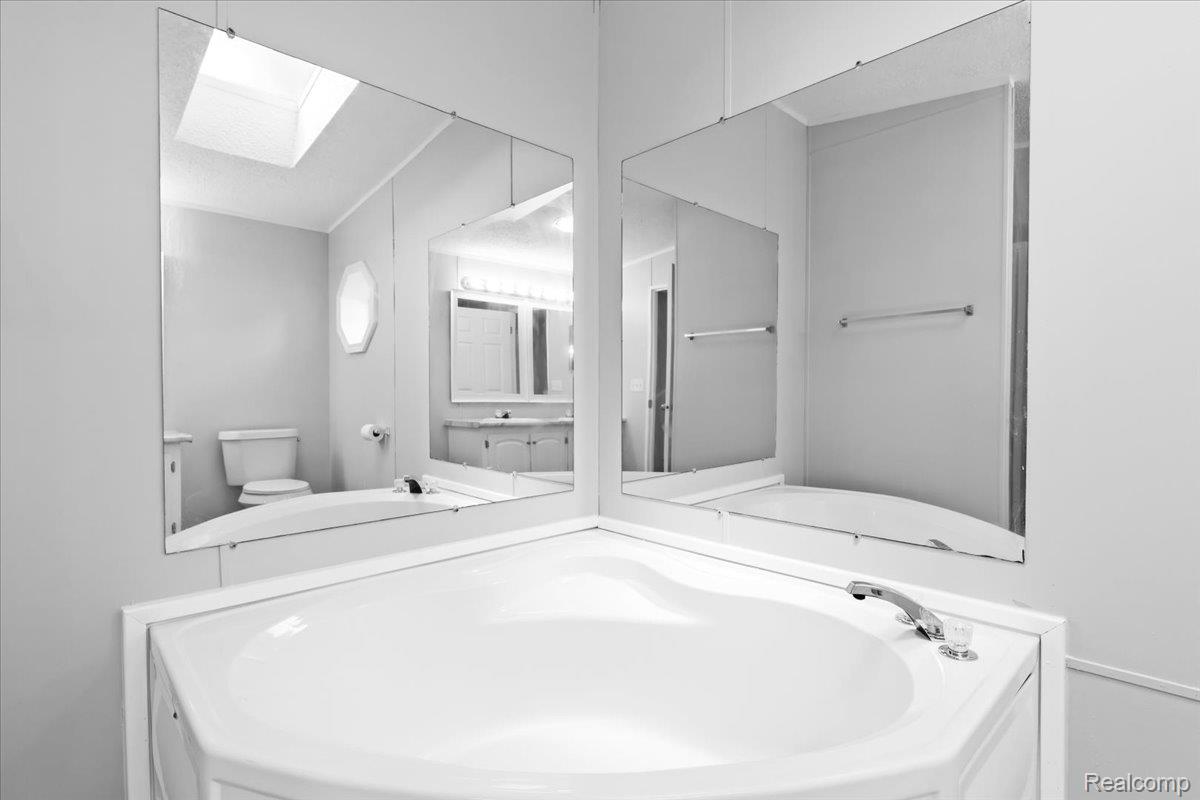 Orion Charter Township, Michigan 48359, United States, 3 Bedrooms Bedrooms, ,2 BathroomsBathrooms,Residential,Active,228832