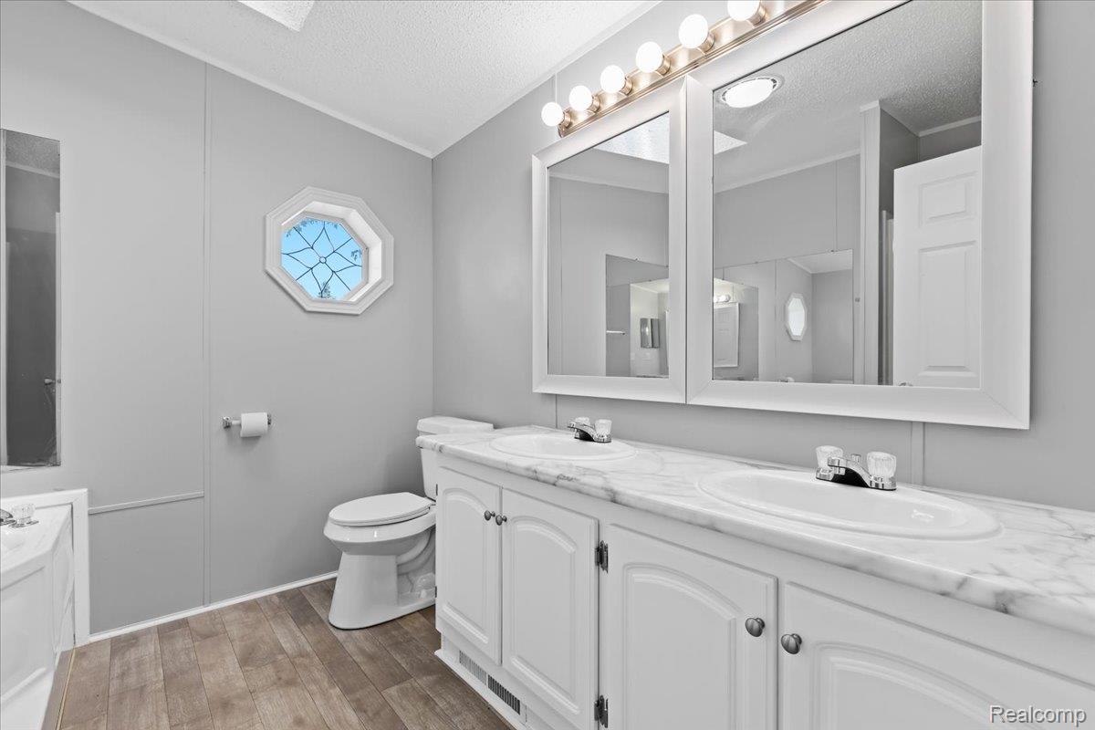 Orion Charter Township, Michigan 48359, United States, 3 Bedrooms Bedrooms, ,2 BathroomsBathrooms,Residential,Active,228832