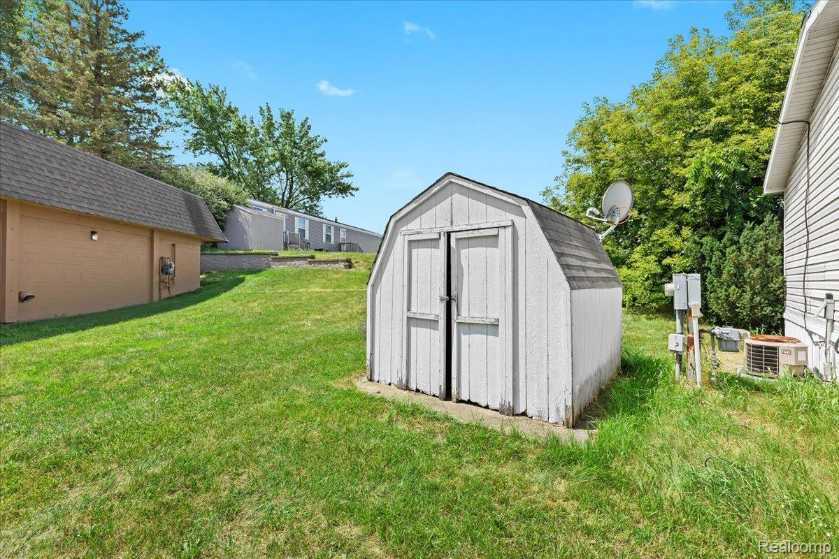 Orion Charter Township, Michigan 48359, United States, 3 Bedrooms Bedrooms, ,2 BathroomsBathrooms,Residential,Active,228832