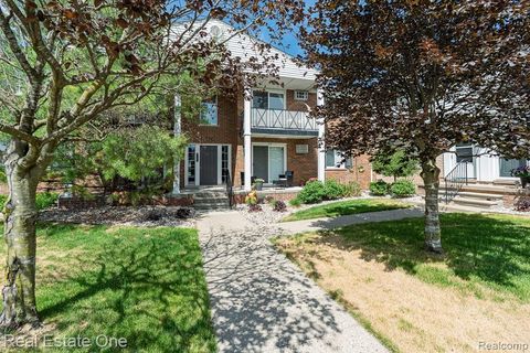 Photo of 1121 Tienken Court, Rochester Hills City, MI 48306 (MLS # 20261042484)
