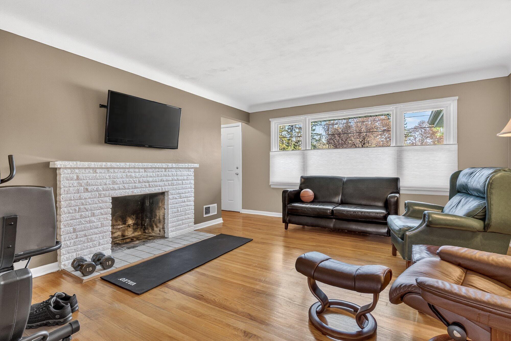3923 Croyden Avenue