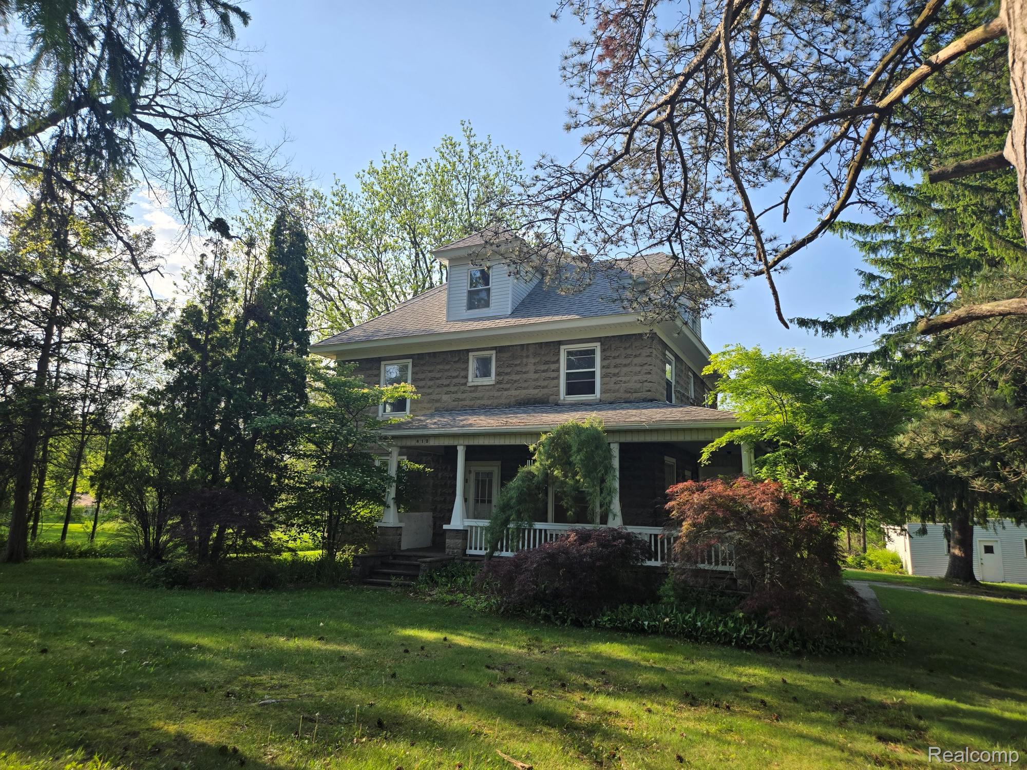 812 Academy Road