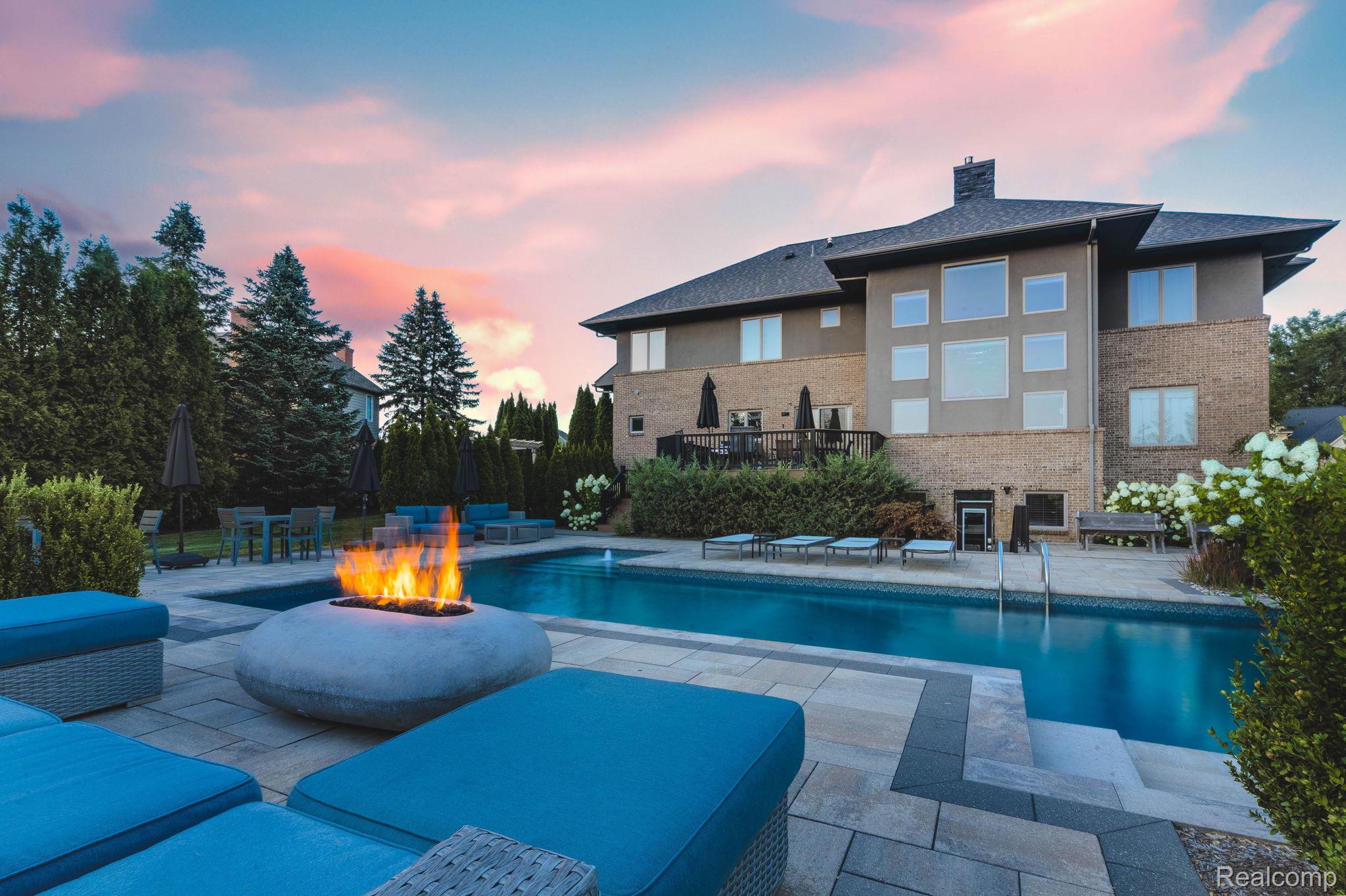4176 Oak Tree Circle