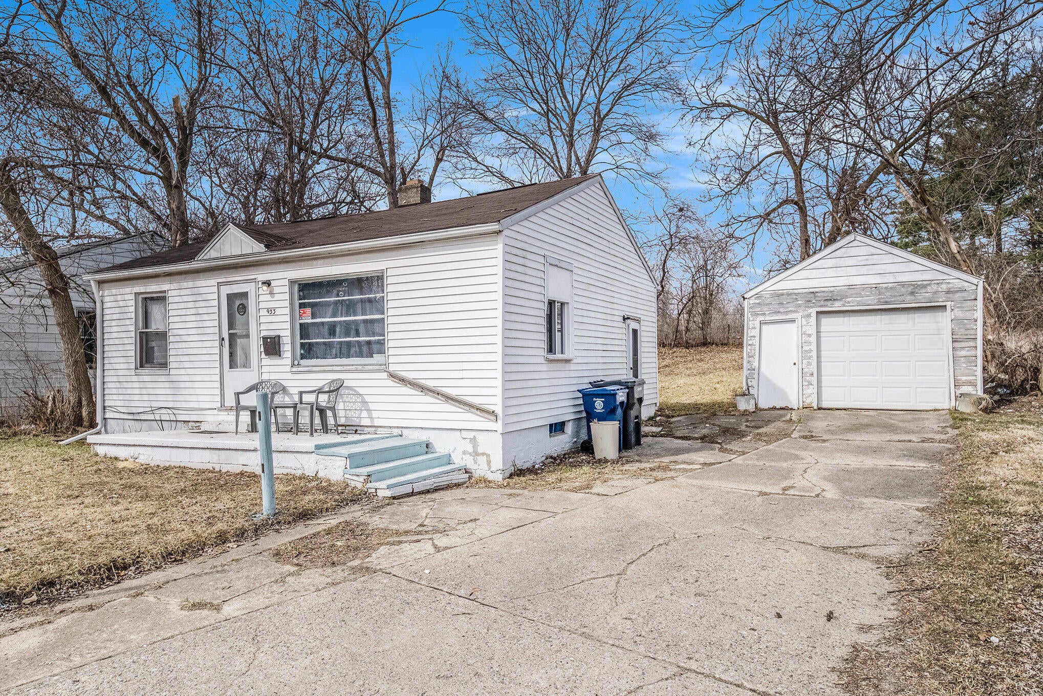 933 E Foss Avenue