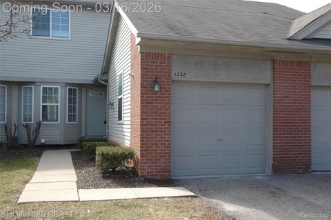 1238 University Drive Pontiac City MI 48342