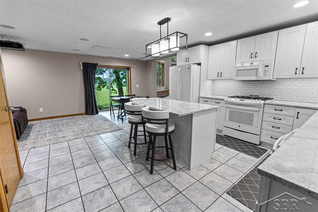 3320 N Lakeside Drive