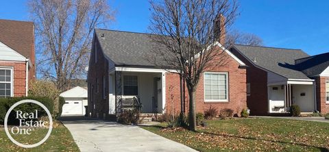 1992 Lennon Street Grosse Pointe Woods City MI 48236