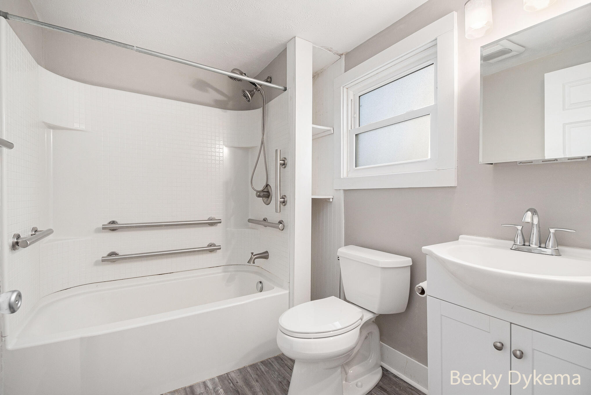 Grand Rapids, Michigan 49505, United States, 3 Bedrooms Bedrooms, ,1 BathroomBathrooms,Residential,Active,245298