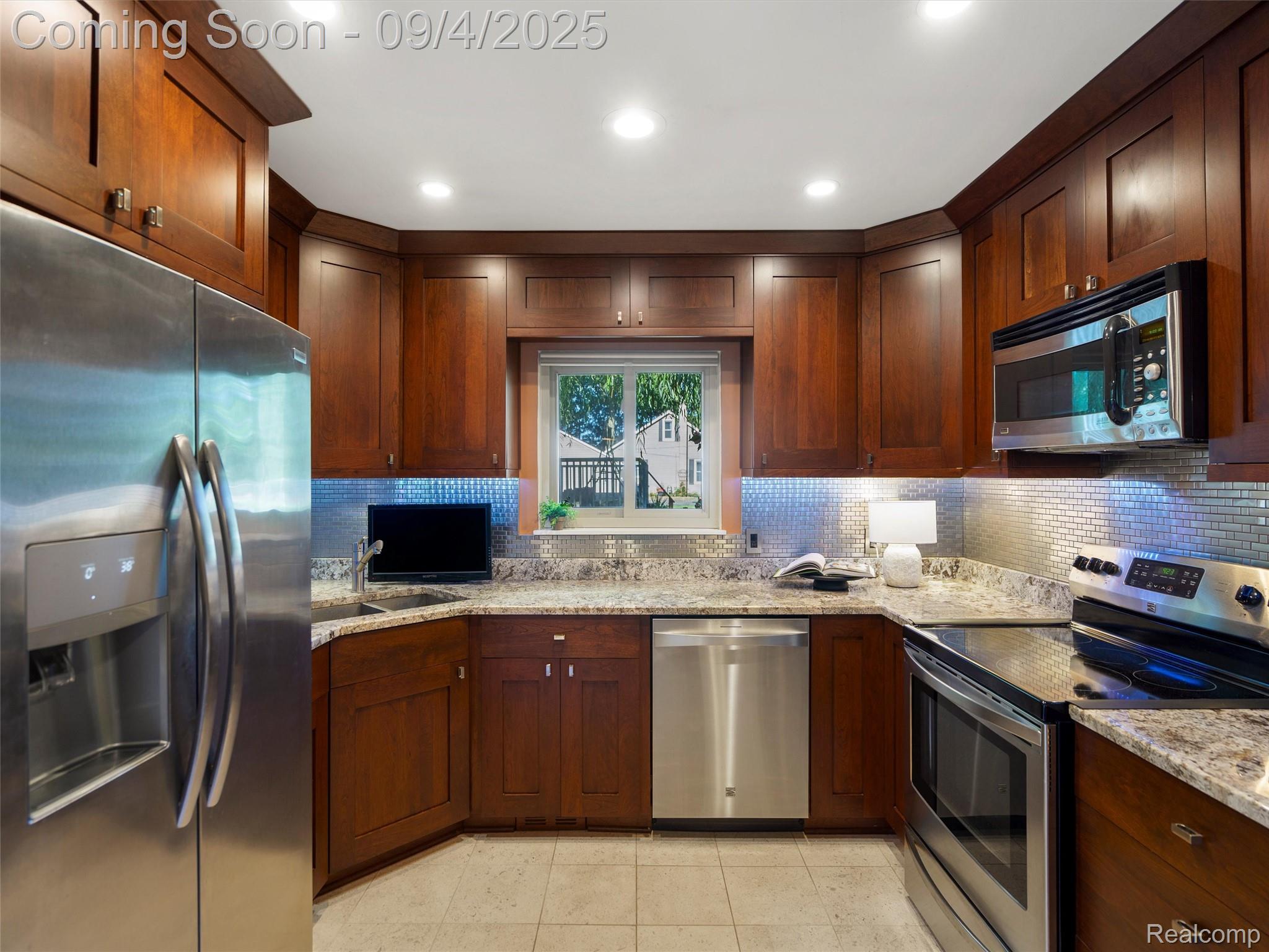 Farmington Hills City, Michigan 48331, United States, 3 Bedrooms Bedrooms, ,2 BathroomsBathrooms,Residential,Pending,201281