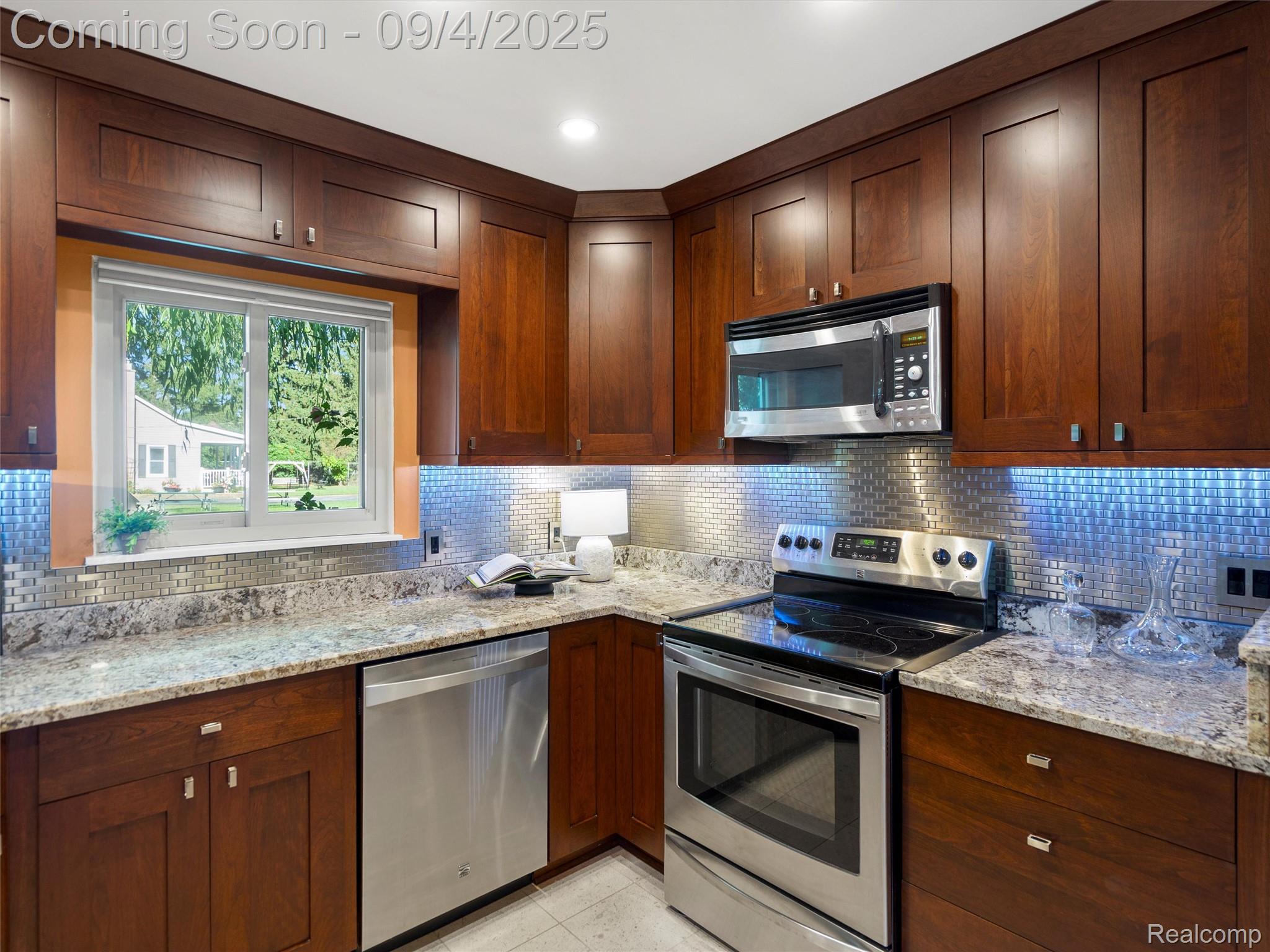 Farmington Hills City, Michigan 48331, United States, 3 Bedrooms Bedrooms, ,2 BathroomsBathrooms,Residential,Pending,201281