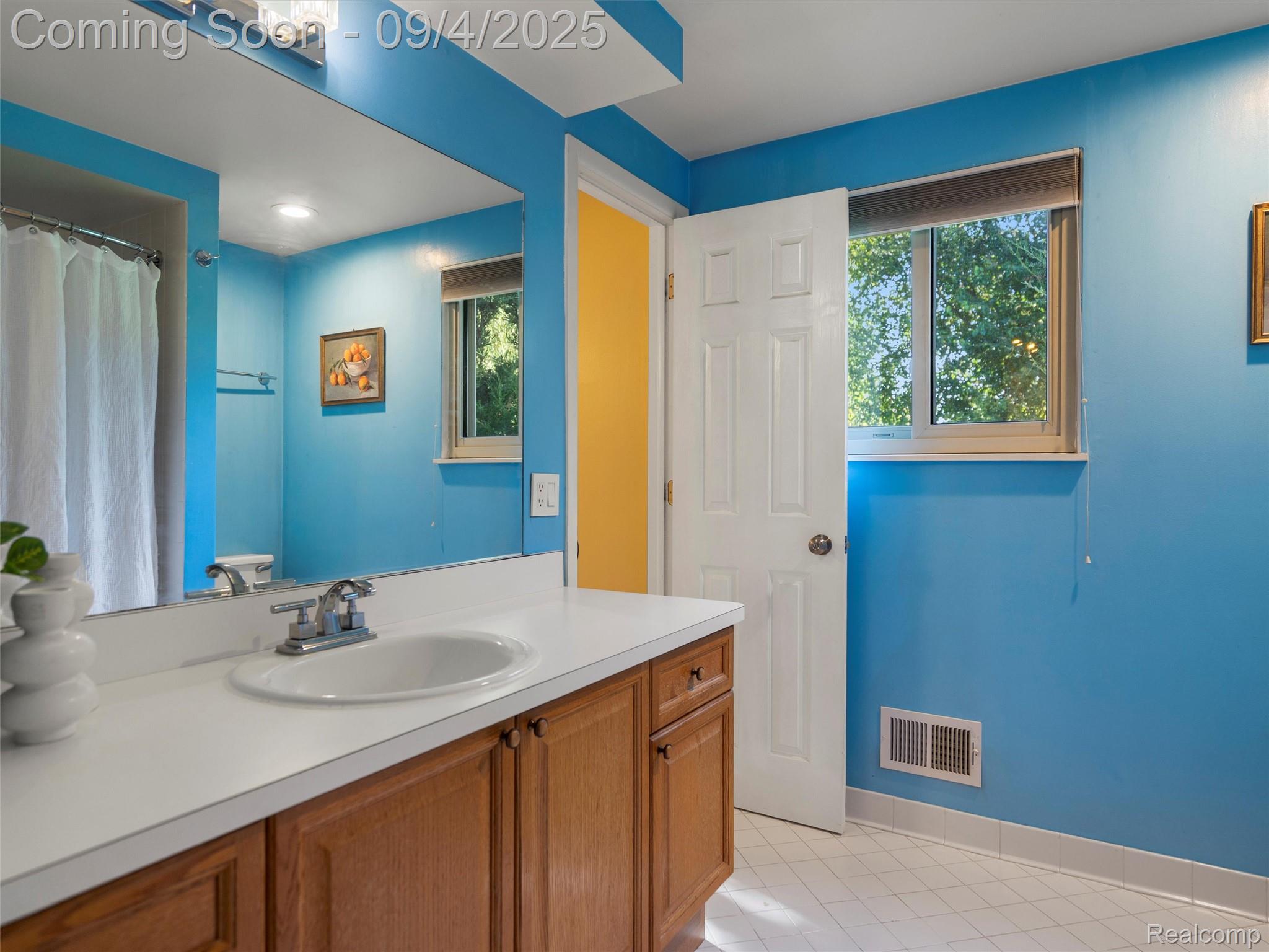 Farmington Hills City, Michigan 48331, United States, 3 Bedrooms Bedrooms, ,2 BathroomsBathrooms,Residential,Pending,201281