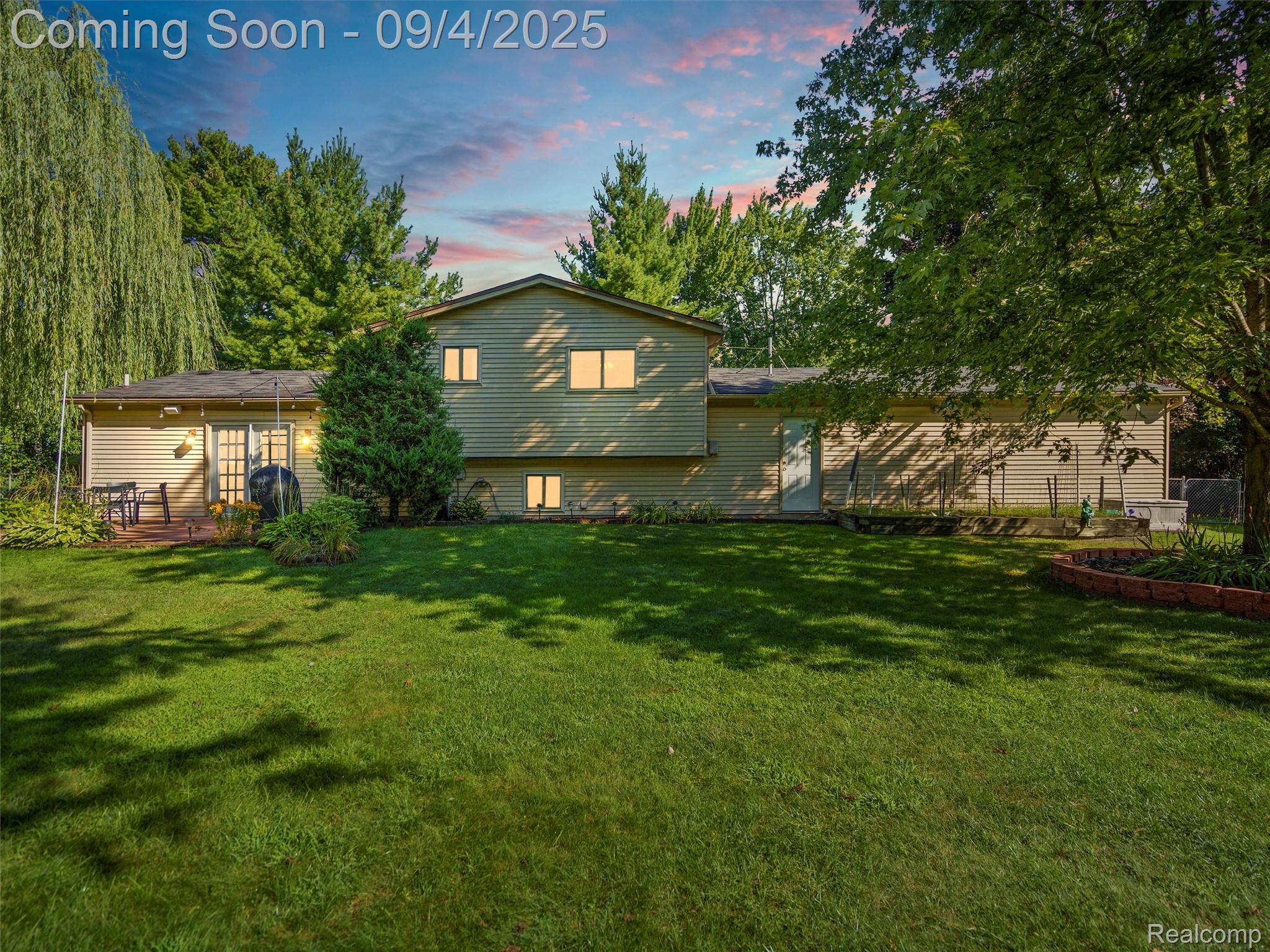 Farmington Hills City, Michigan 48331, United States, 3 Bedrooms Bedrooms, ,2 BathroomsBathrooms,Residential,Pending,201281