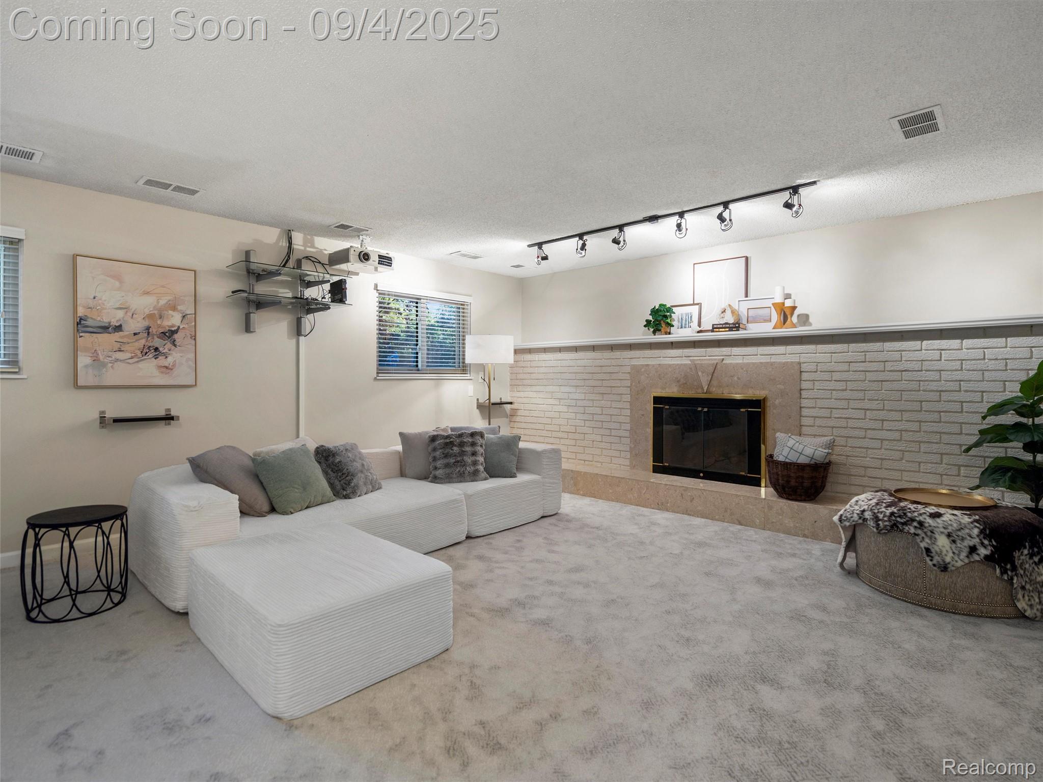 Farmington Hills City, Michigan 48331, United States, 3 Bedrooms Bedrooms, ,2 BathroomsBathrooms,Residential,Pending,201281