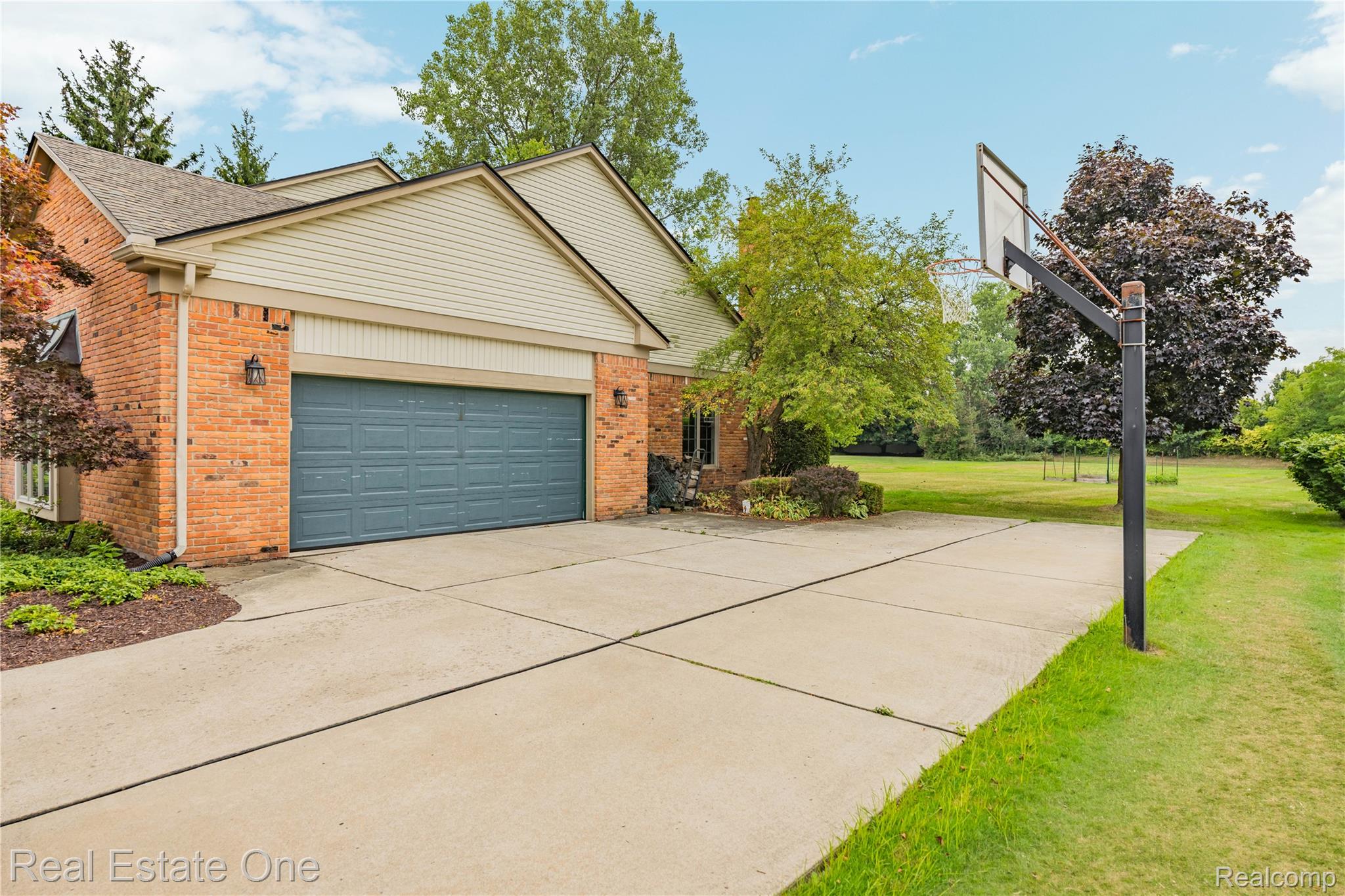 37125 Fox Glen