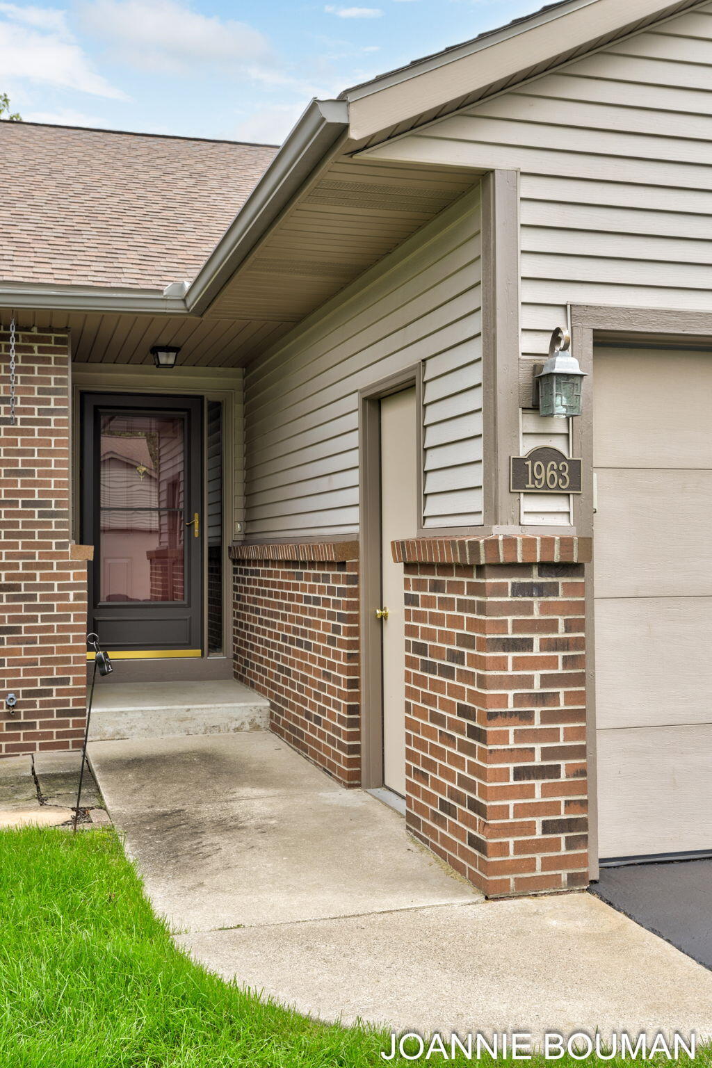 1963 Lakeview Drive