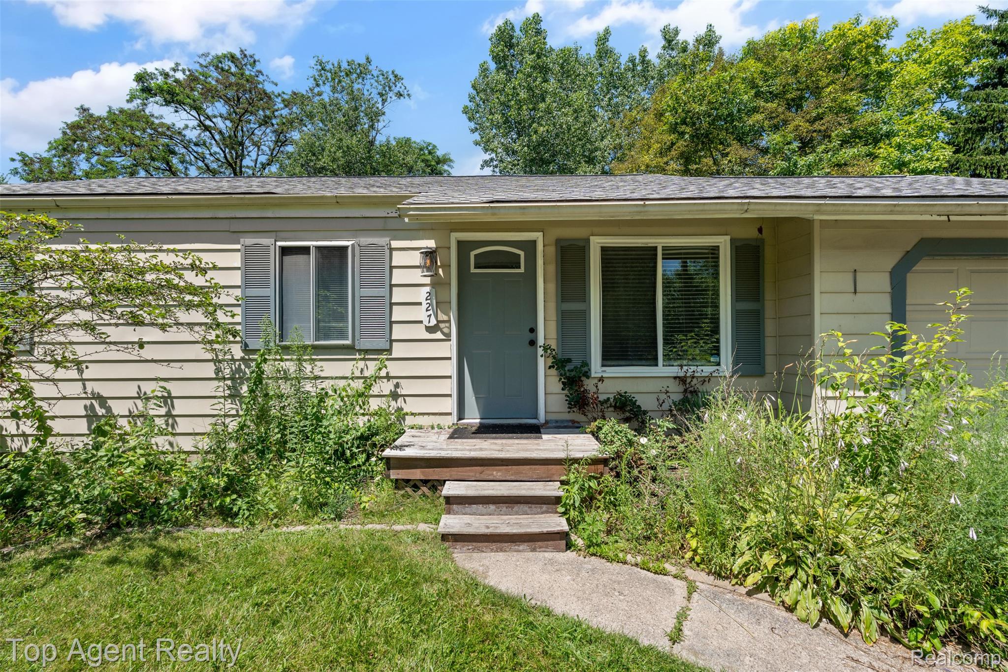 227 W Peterson Drive