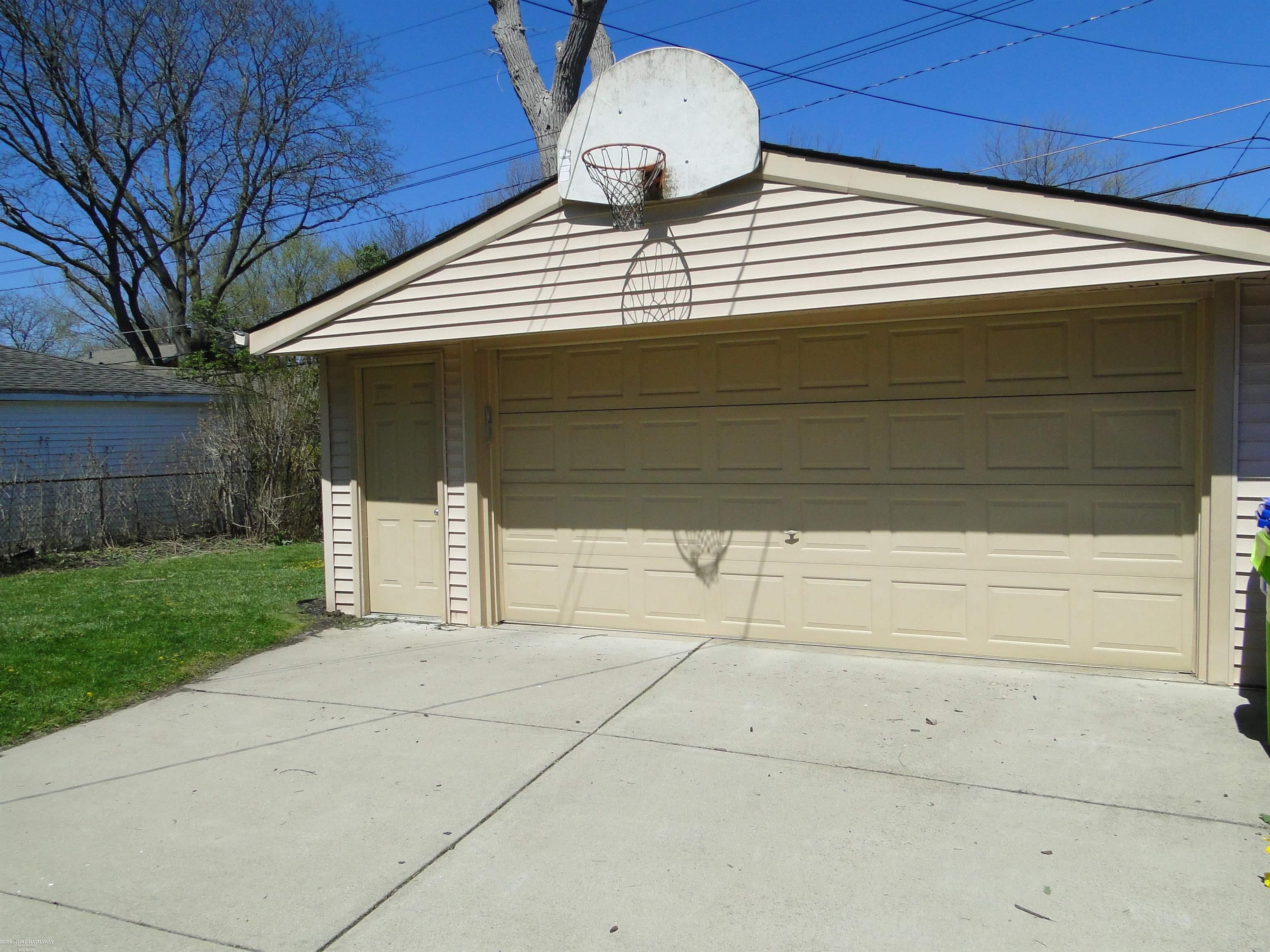 18307 Spring Ct N Court