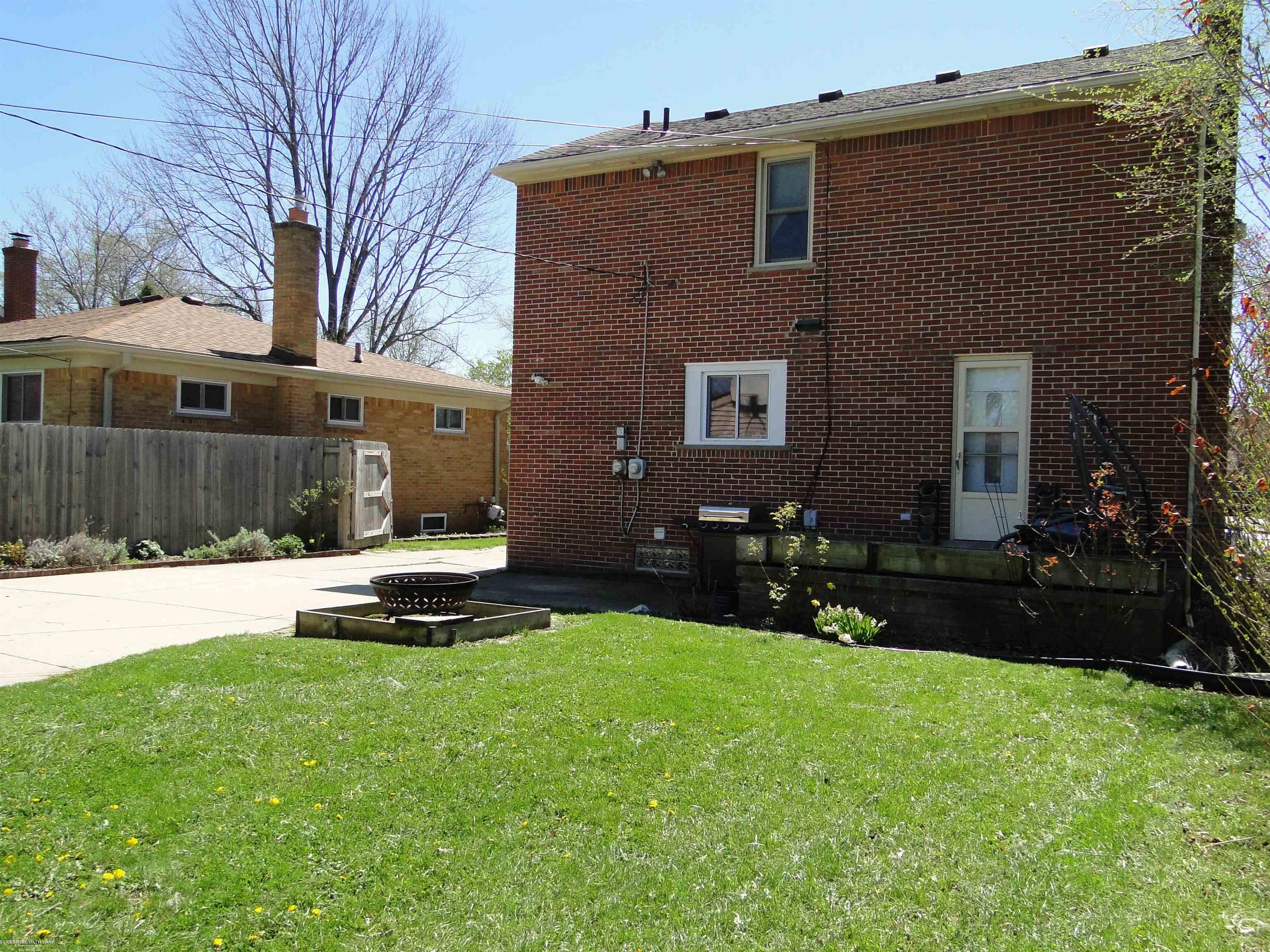 18307 Spring Ct N Court