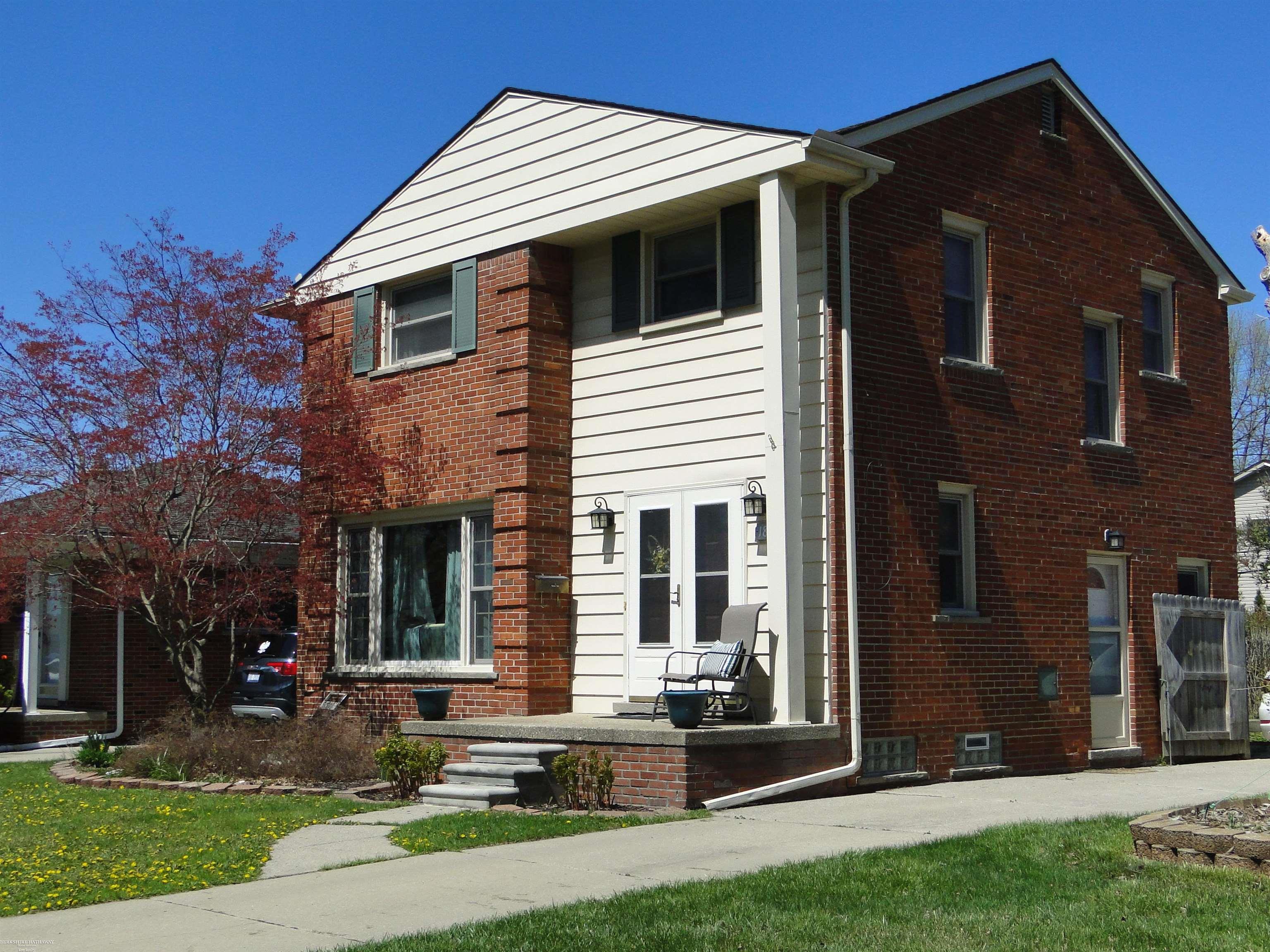 18307 Spring Ct N Court