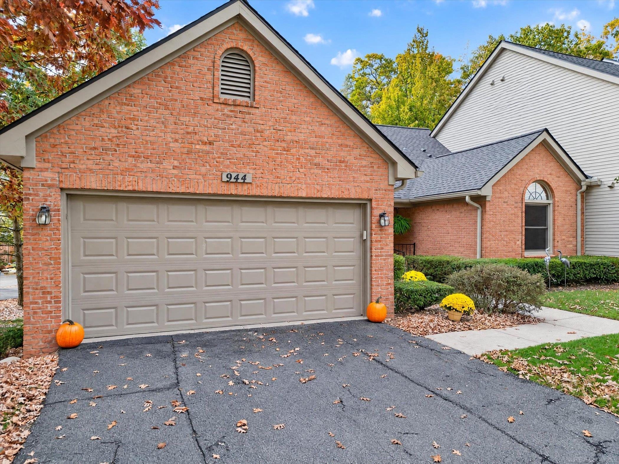 944 Woodridge Hills Drive