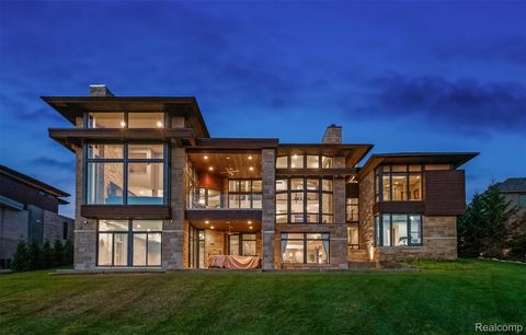 Photo of 2657 TURTLE SHORES Drive, Bloomfield Charter Township, MI 48302 (MLS # 20251058395)