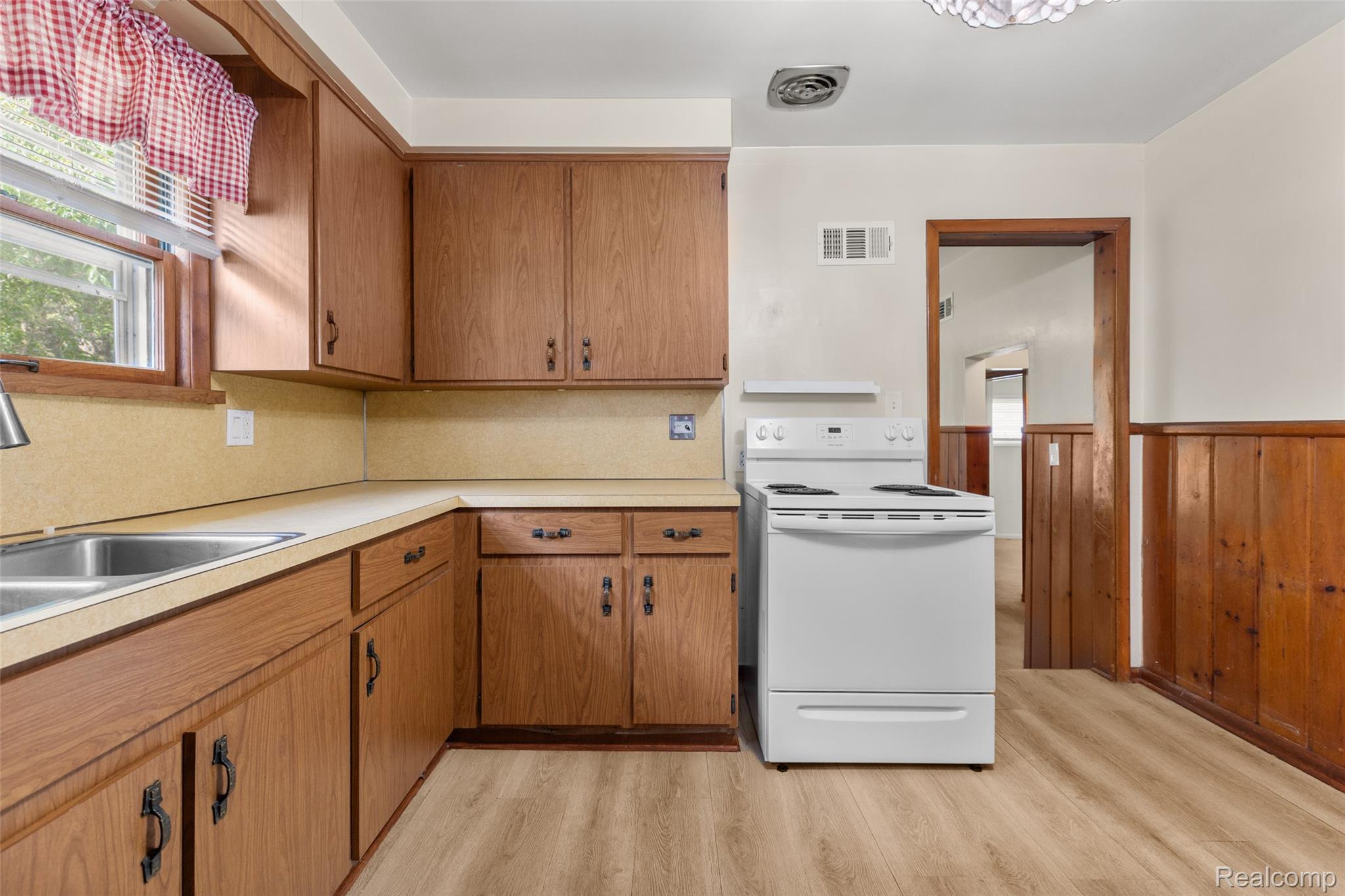 Southfield City, Michigan 48075, United States, 4 Bedrooms Bedrooms, ,2 BathroomsBathrooms,Residential,Pending,183662