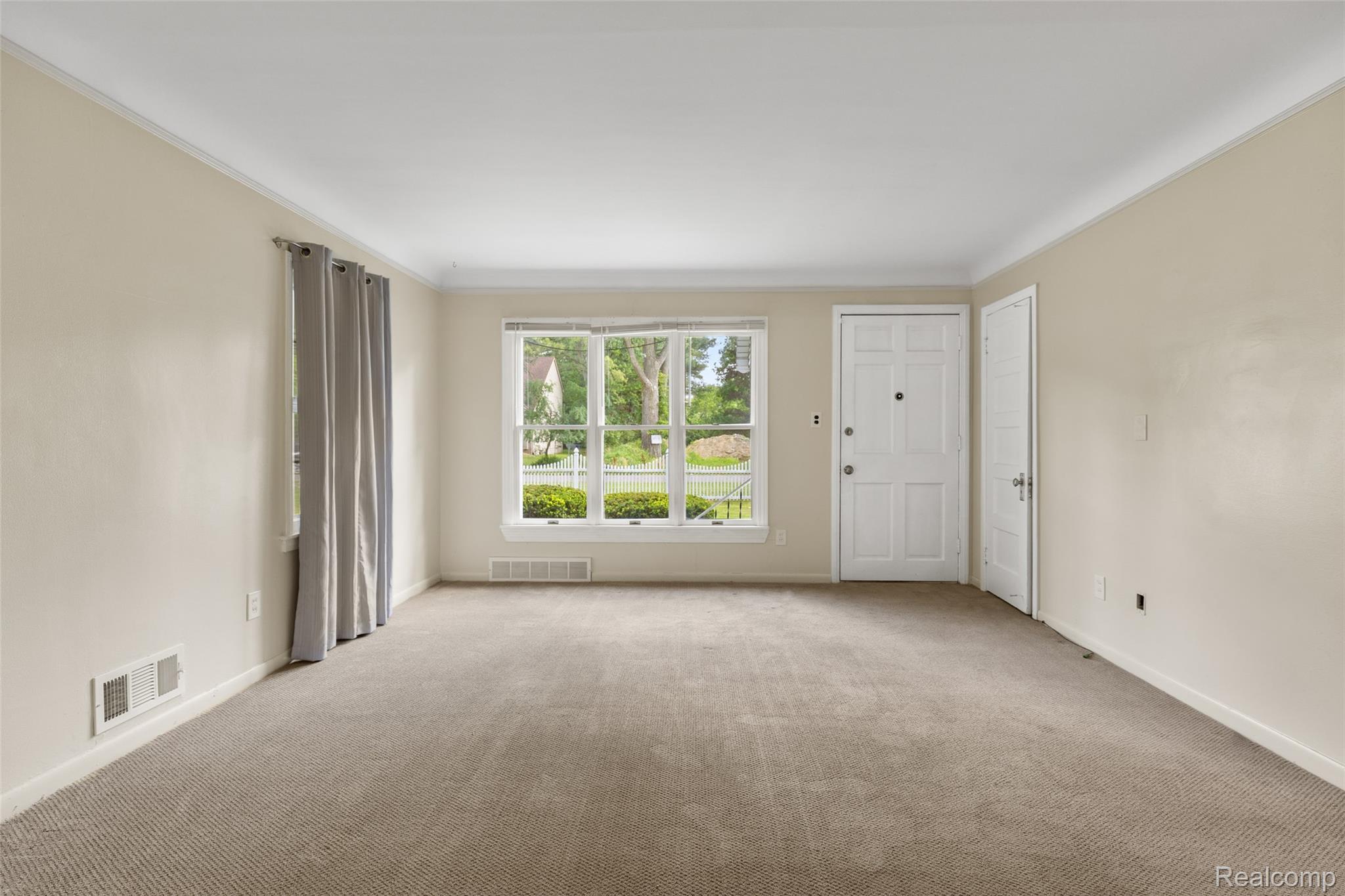 Southfield City, Michigan 48075, United States, 4 Bedrooms Bedrooms, ,2 BathroomsBathrooms,Residential,Pending,183662