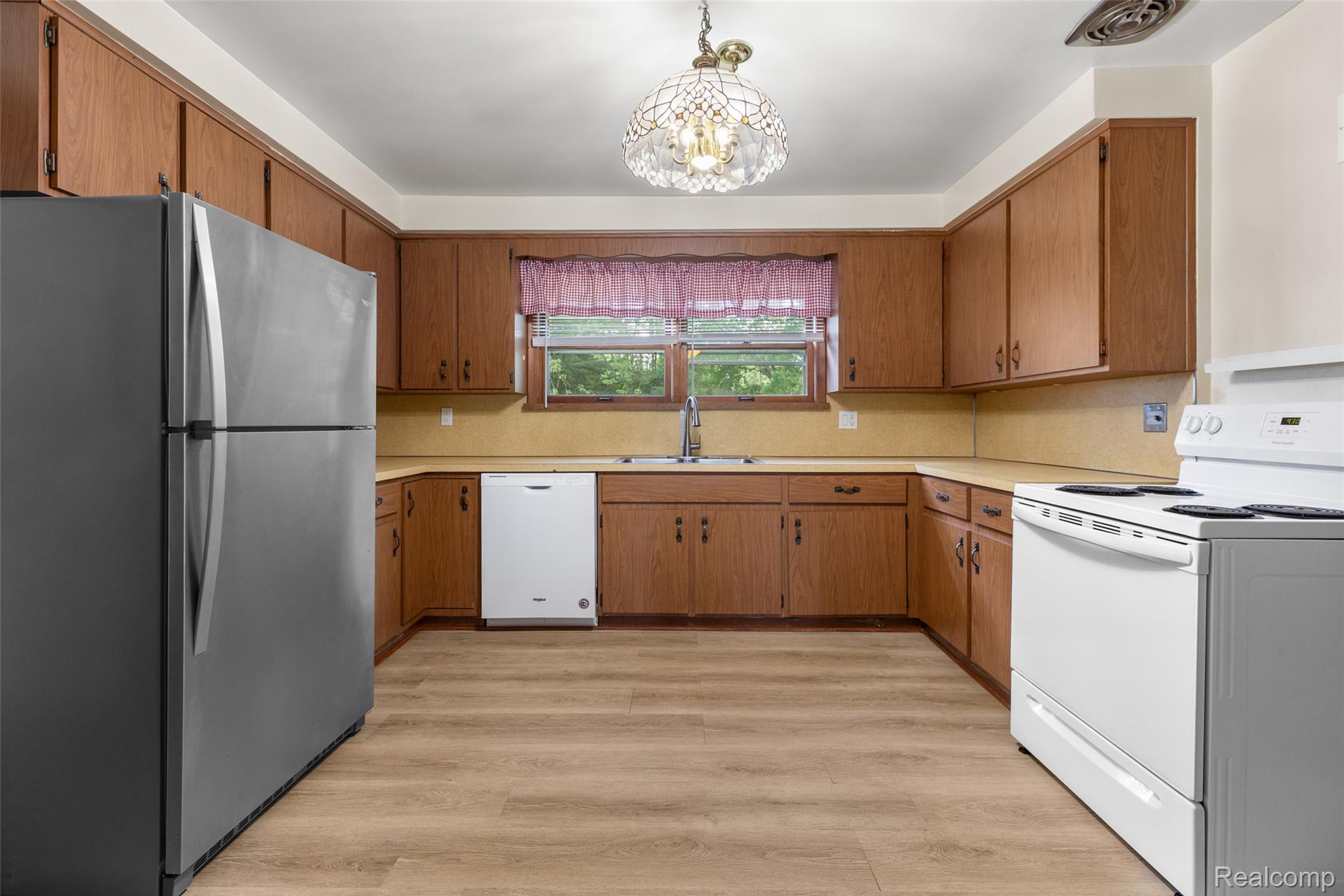 Southfield City, Michigan 48075, United States, 4 Bedrooms Bedrooms, ,2 BathroomsBathrooms,Residential,Pending,183662