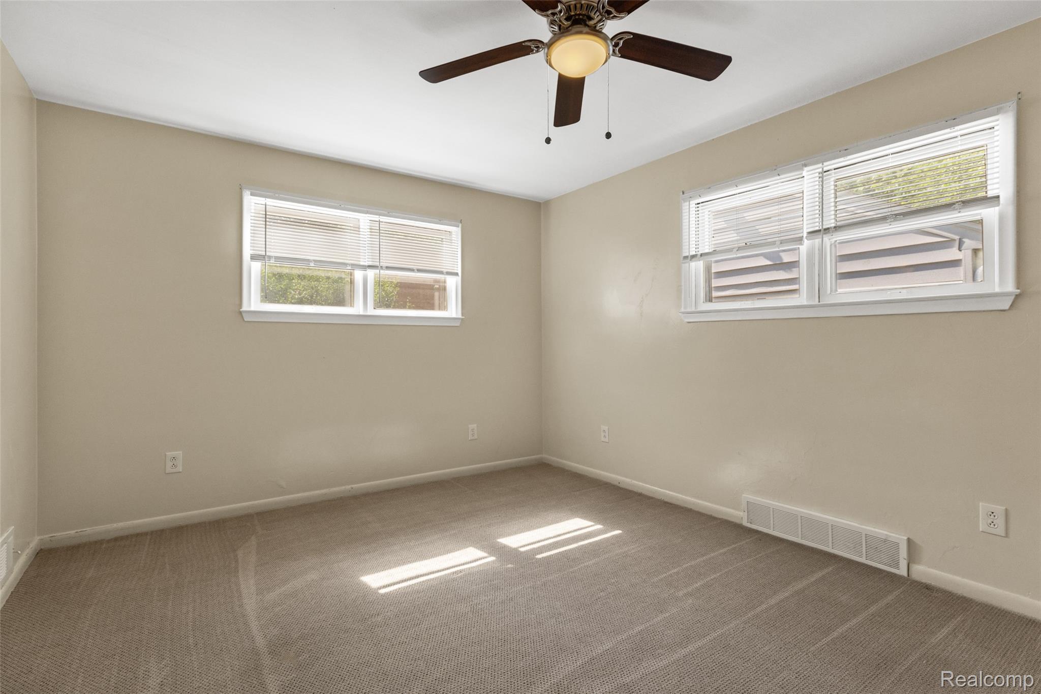 Southfield City, Michigan 48075, United States, 4 Bedrooms Bedrooms, ,2 BathroomsBathrooms,Residential,Pending,183662