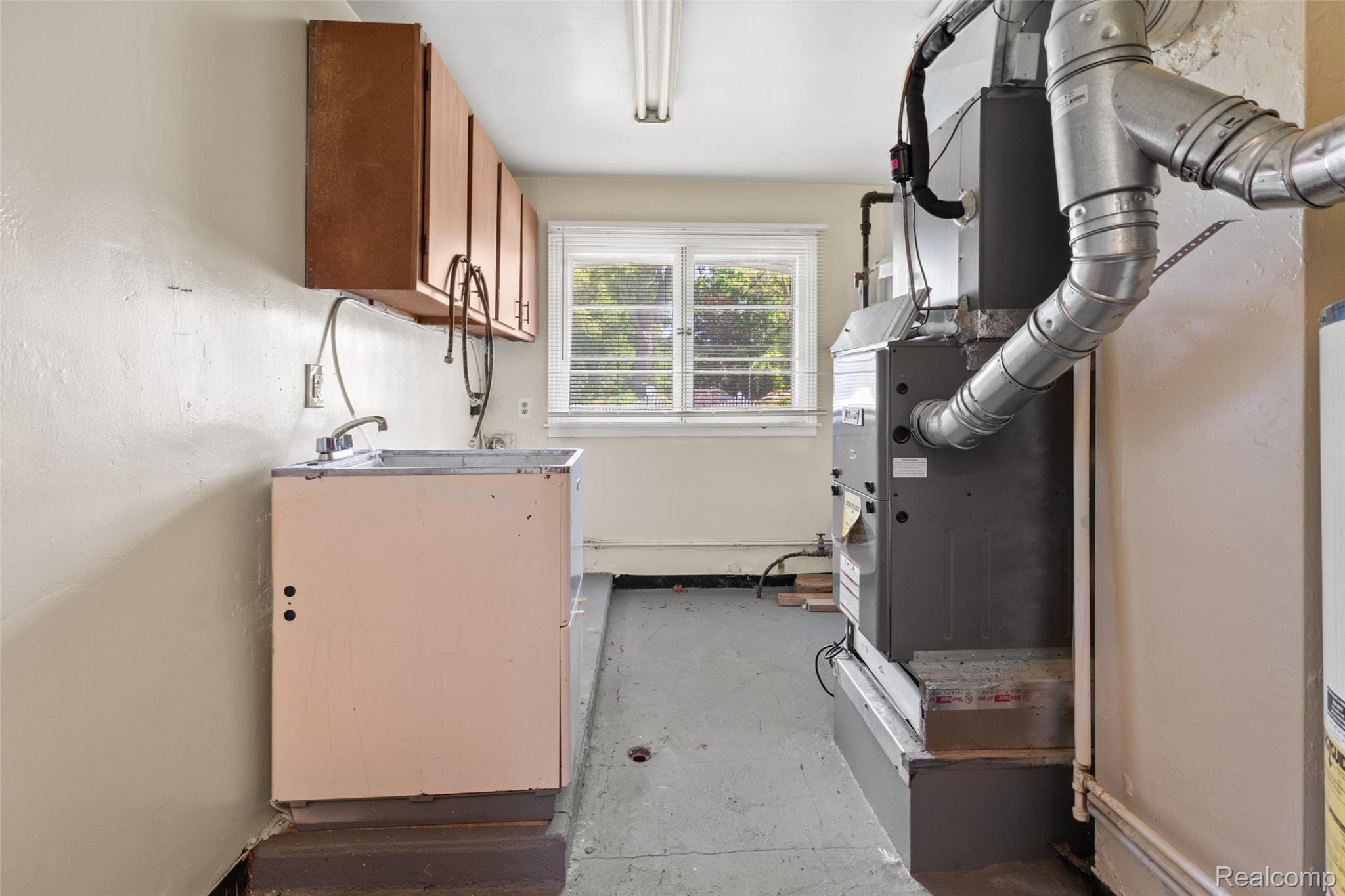 Southfield City, Michigan 48075, United States, 4 Bedrooms Bedrooms, ,2 BathroomsBathrooms,Residential,Pending,183662