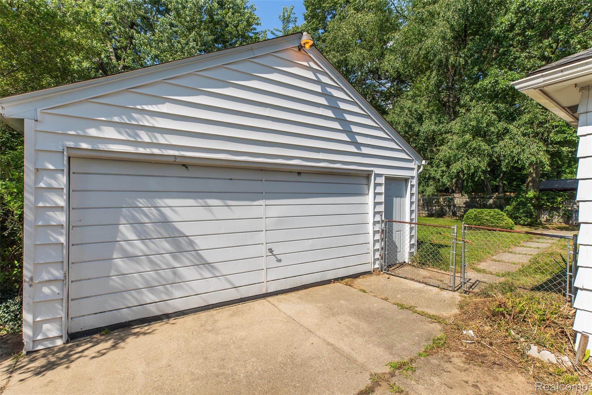 Southfield City, Michigan 48075, United States, 4 Bedrooms Bedrooms, ,2 BathroomsBathrooms,Residential,Pending,183662