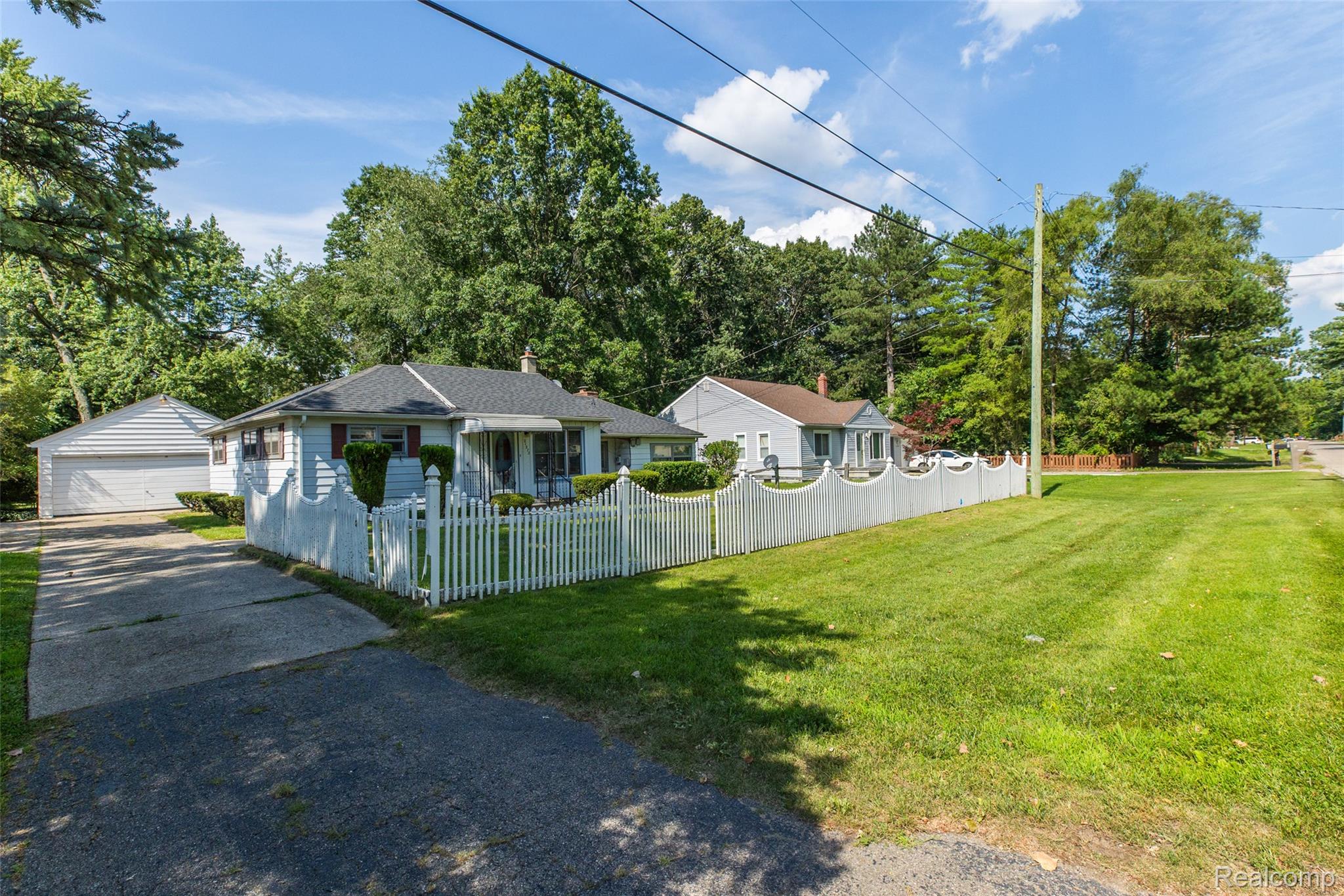 Southfield City, Michigan 48075, United States, 4 Bedrooms Bedrooms, ,2 BathroomsBathrooms,Residential,Pending,183662