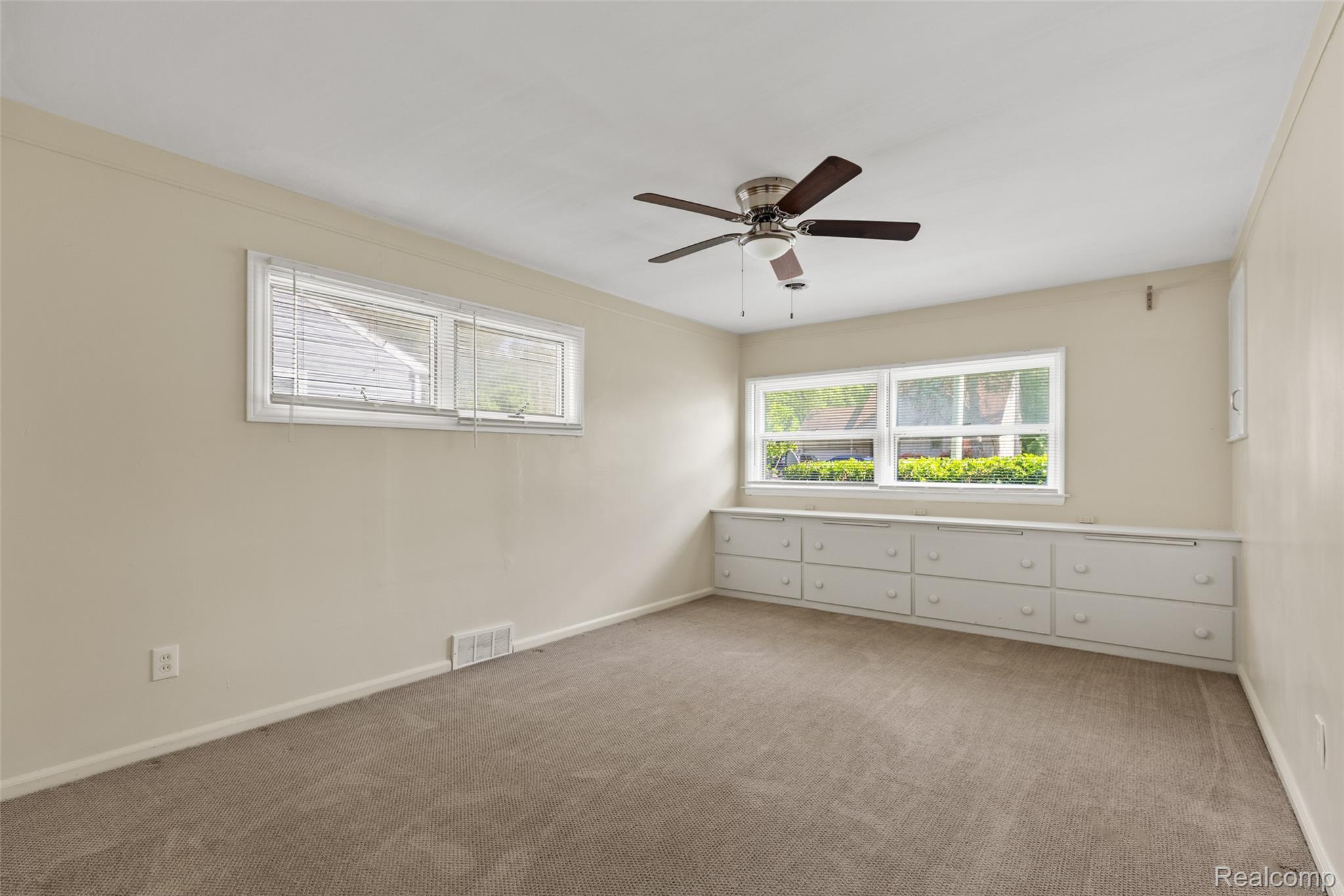 Southfield City, Michigan 48075, United States, 4 Bedrooms Bedrooms, ,2 BathroomsBathrooms,Residential,Pending,183662