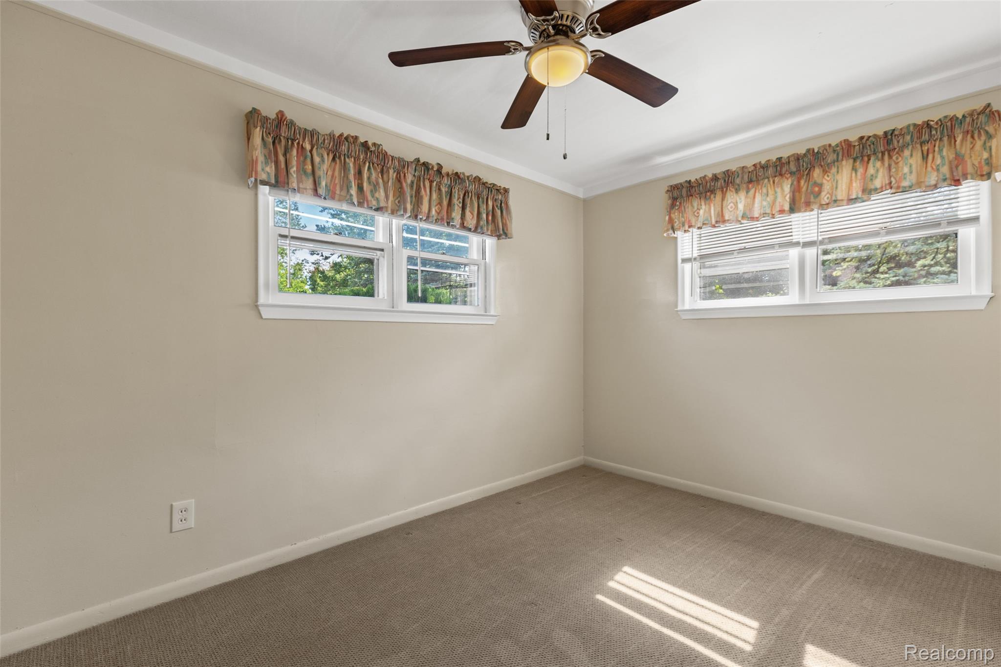 Southfield City, Michigan 48075, United States, 4 Bedrooms Bedrooms, ,2 BathroomsBathrooms,Residential,Pending,183662