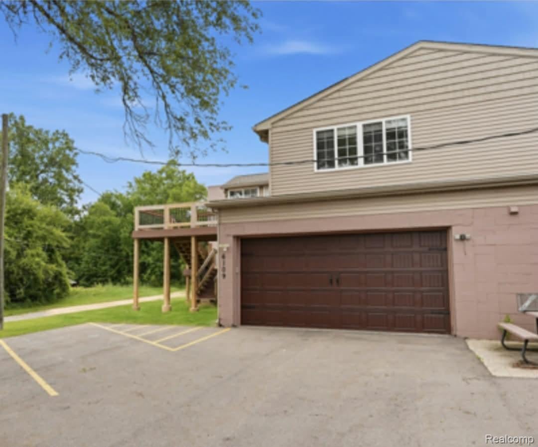 6111 Grand River Grand River