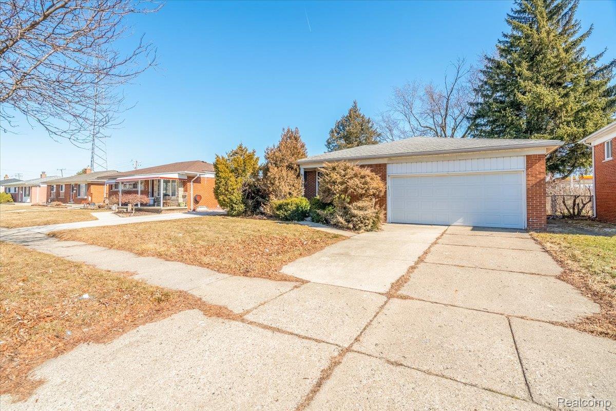 27046 Clarpointe Drive