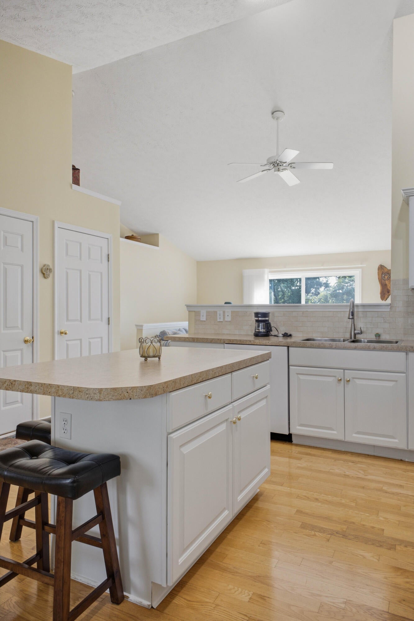 1416 Woodlawn Cmns