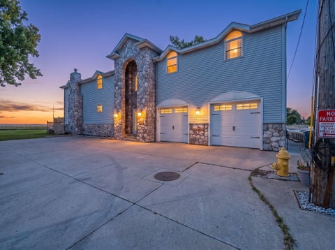 Photo of 4555 Allen Cove Road, Luna Pier City, MI 48157 (MLS # 81026056004)