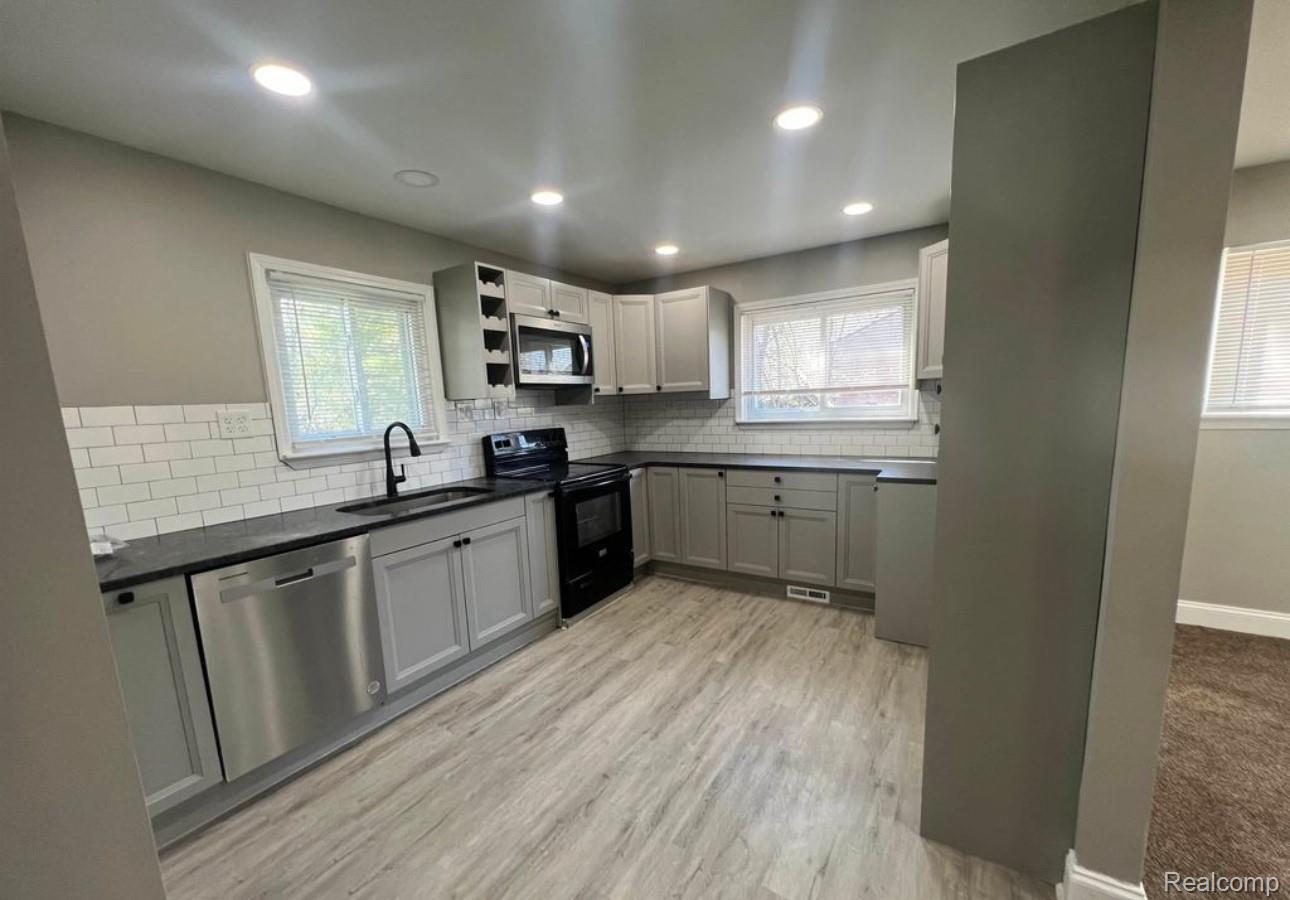 28446 Sutherland Street