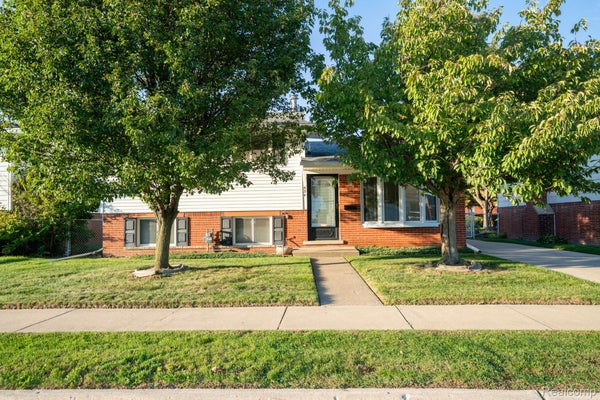 534 SAINT JOHNS ST, WYANDOTTE, MI 48192 - Image 47441114ee7c37a9571e8e81a29a09d8/3075551002
