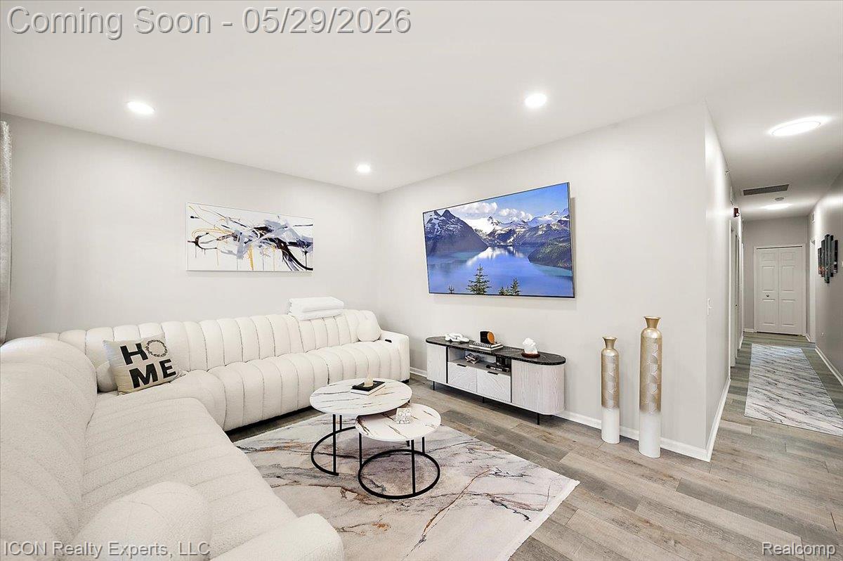 527 Red Oak Court