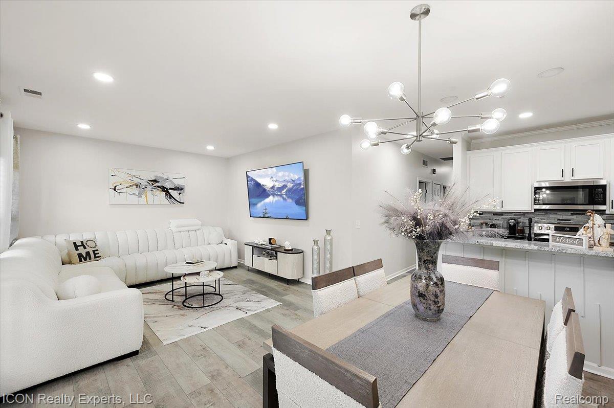 527 Red Oak Court