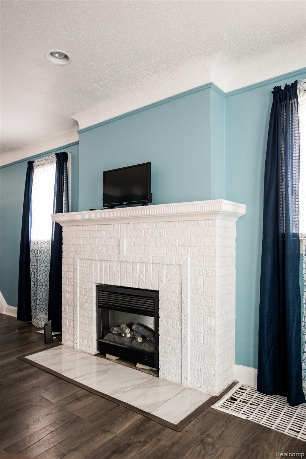 5527 Buckingham Avenue