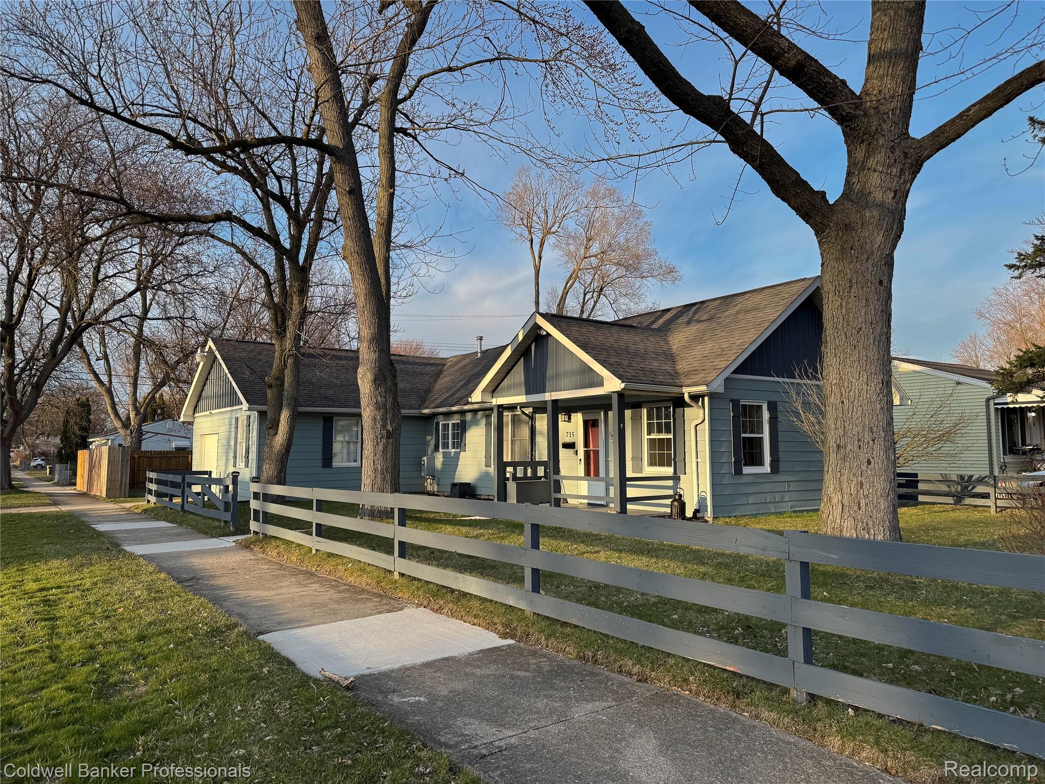 715 E Tennyson Avenue