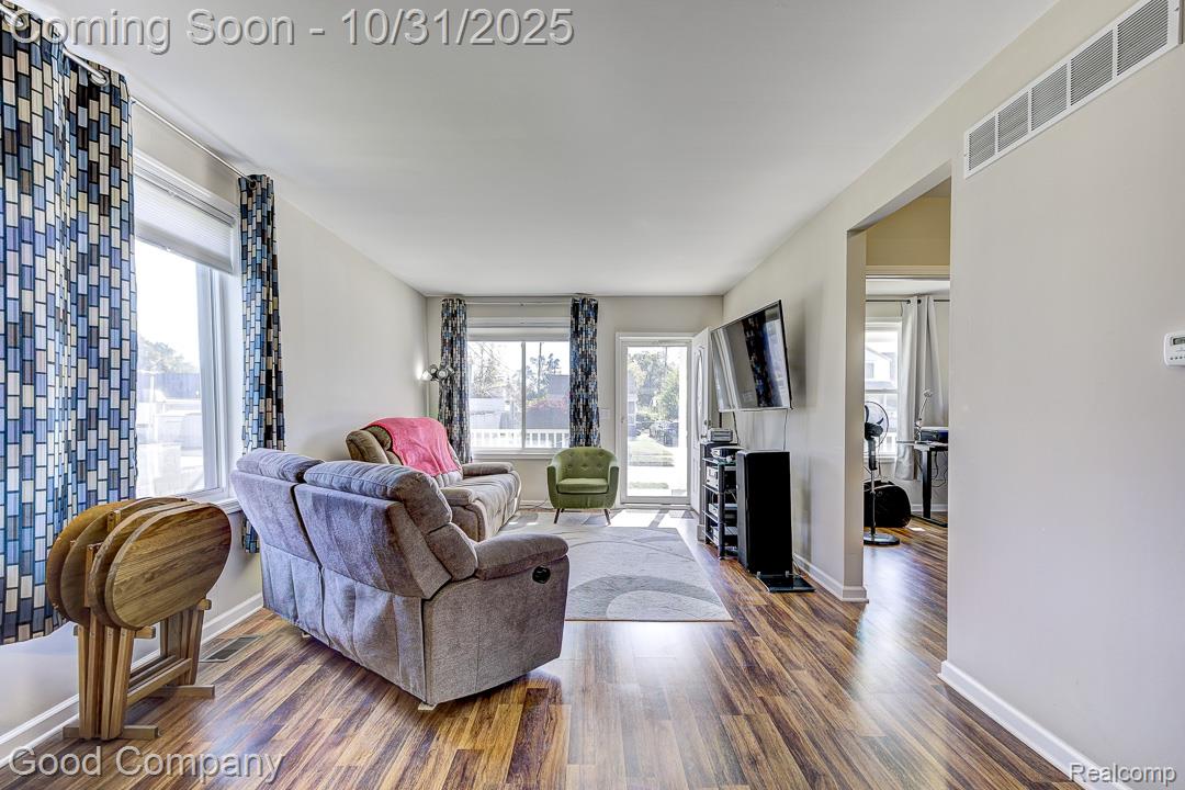 28 W Jarvis Avenue