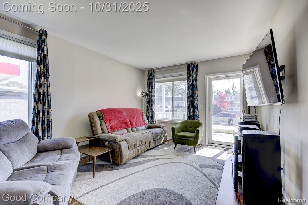 28 W Jarvis Avenue